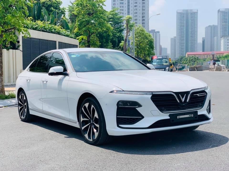 Vinfast Lux A2.0 Giá Lăn Bánh Bao Nhiêu? Có Tốn Xăng Không